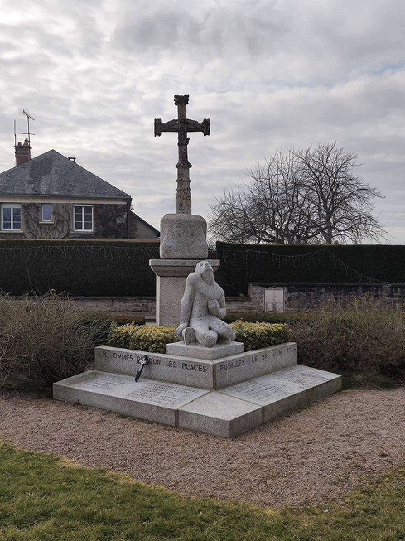 fig.1Mémorial des fusillés de Dun-les-Places en granit du Morvan. Il représente un jeune homme frappé à mort, au dessus des noms des victimes, le monument rendant hommage aux fusillés s’élève en face de l’église paroissiale  .