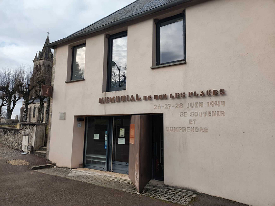 fig.2 « Se souvenir et comprendre . La phrase inscrite sur la façade du Mémorial de Dun-les-Places traduit la volonté de mémoire conjuguée au questionnement historique