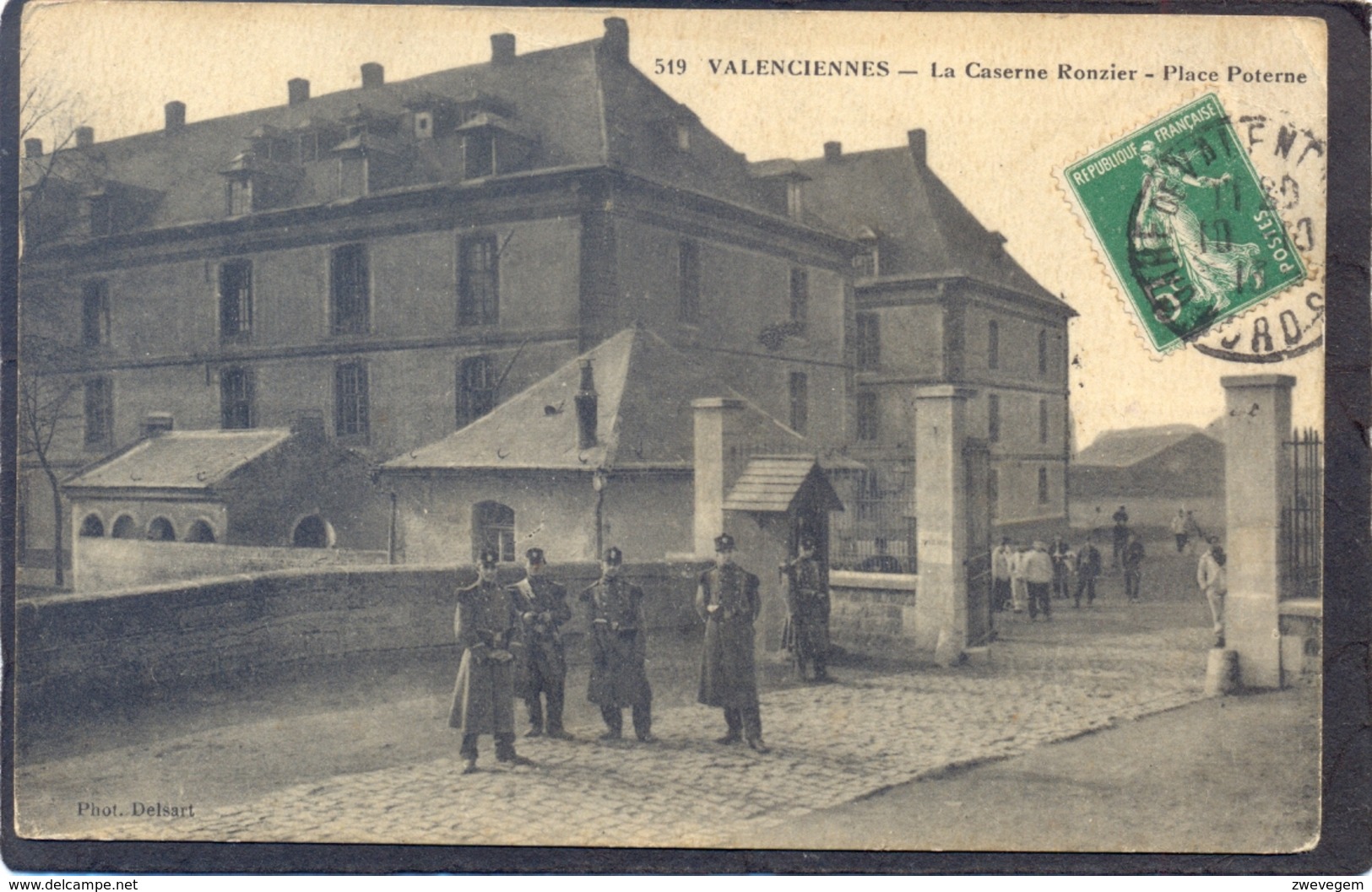 <b>fig.3 </b> Valenciennes. La caserne Ronzier, place Poterne</i>